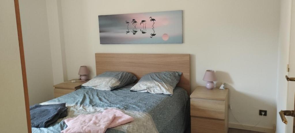 une chambre avec un lit et deux tables de nuit dans l'établissement Duplex climatise CV Avignon extra muros, à Avignon
