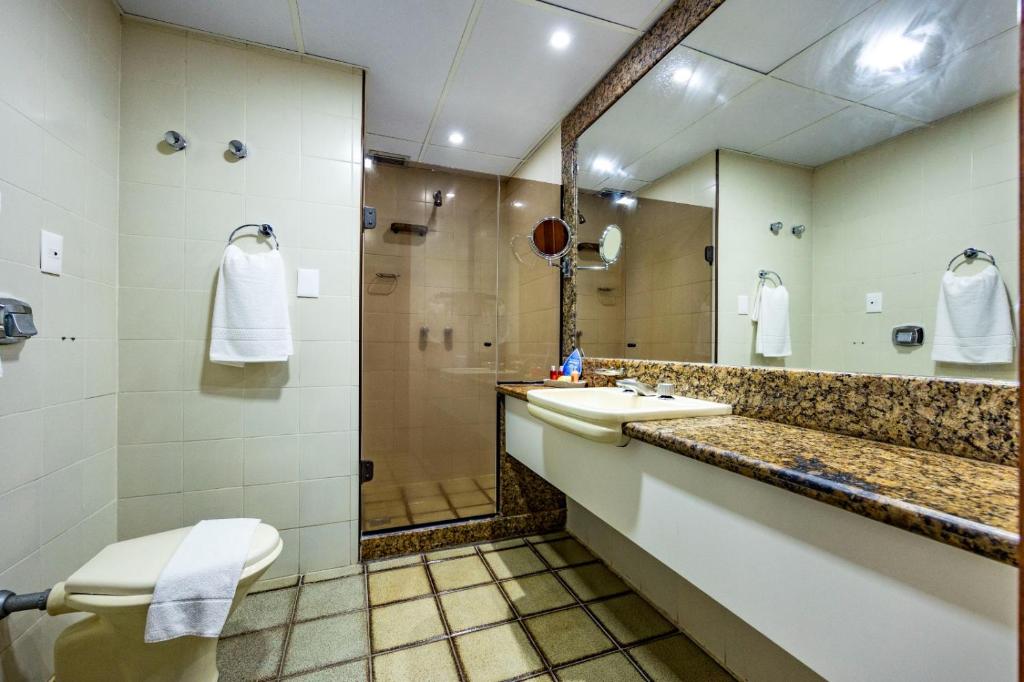 Koupelna v ubytování Fiesta Bahia Hotel