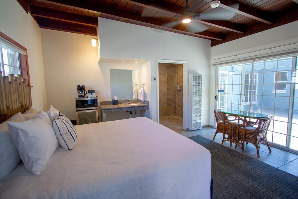 Edgewater Beach Inn - Double Room With Patio