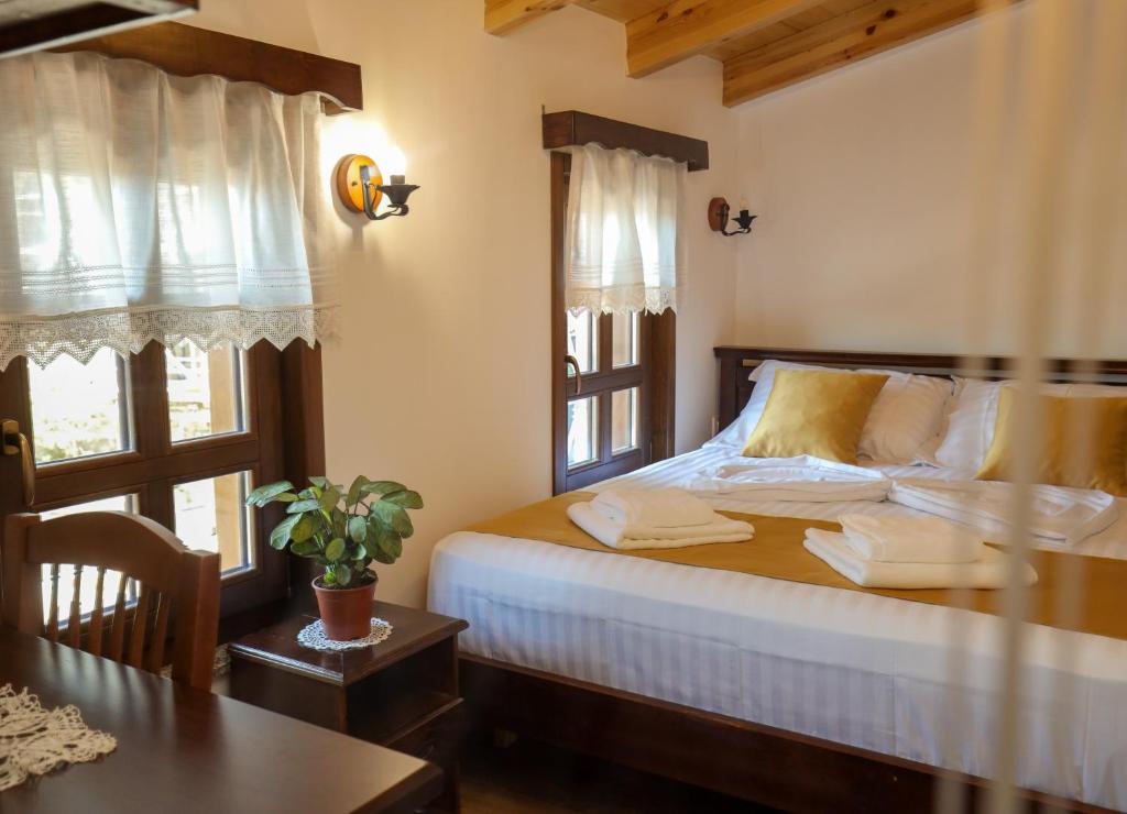 The House of Dollma , Inside Kruja Castle - Chambre Double