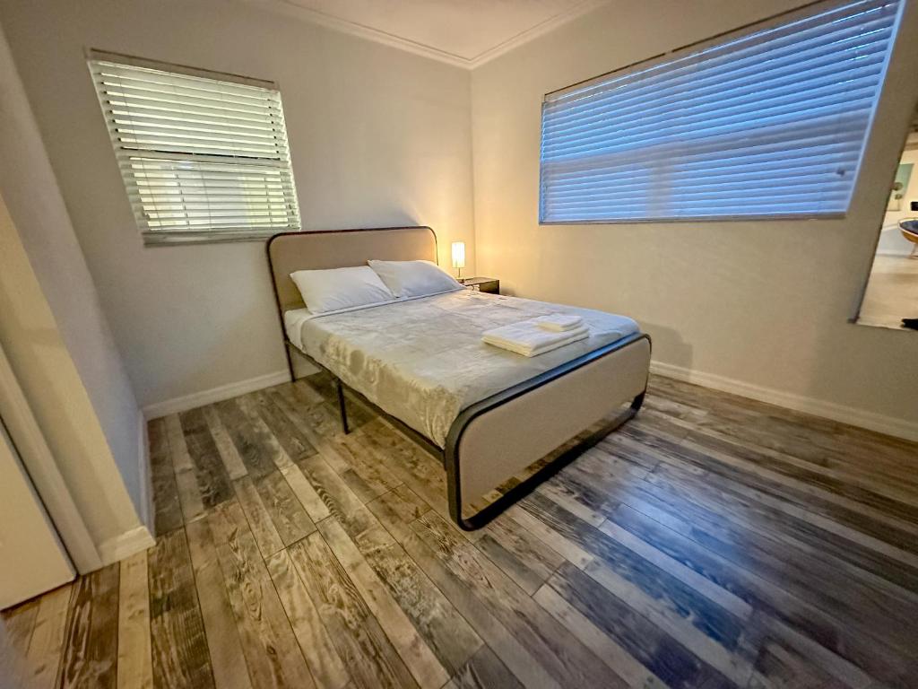 سرير أو أسرّة في غرفة في Prvt 8 guests, pool, Disney, Universal