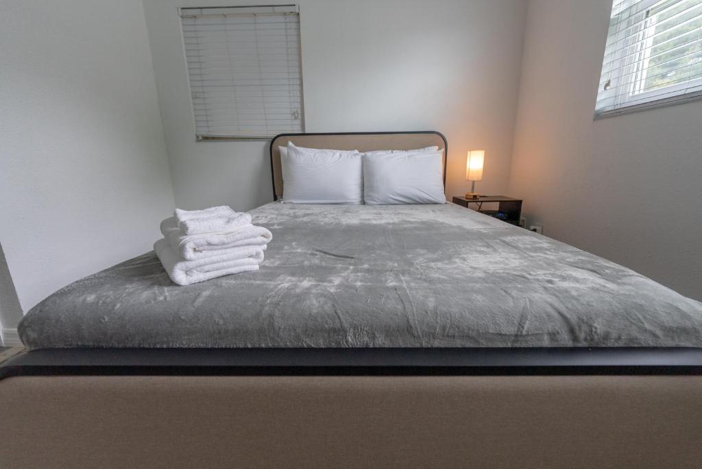 سرير أو أسرّة في غرفة في Prvt 8 guests, pool, Disney, Universal