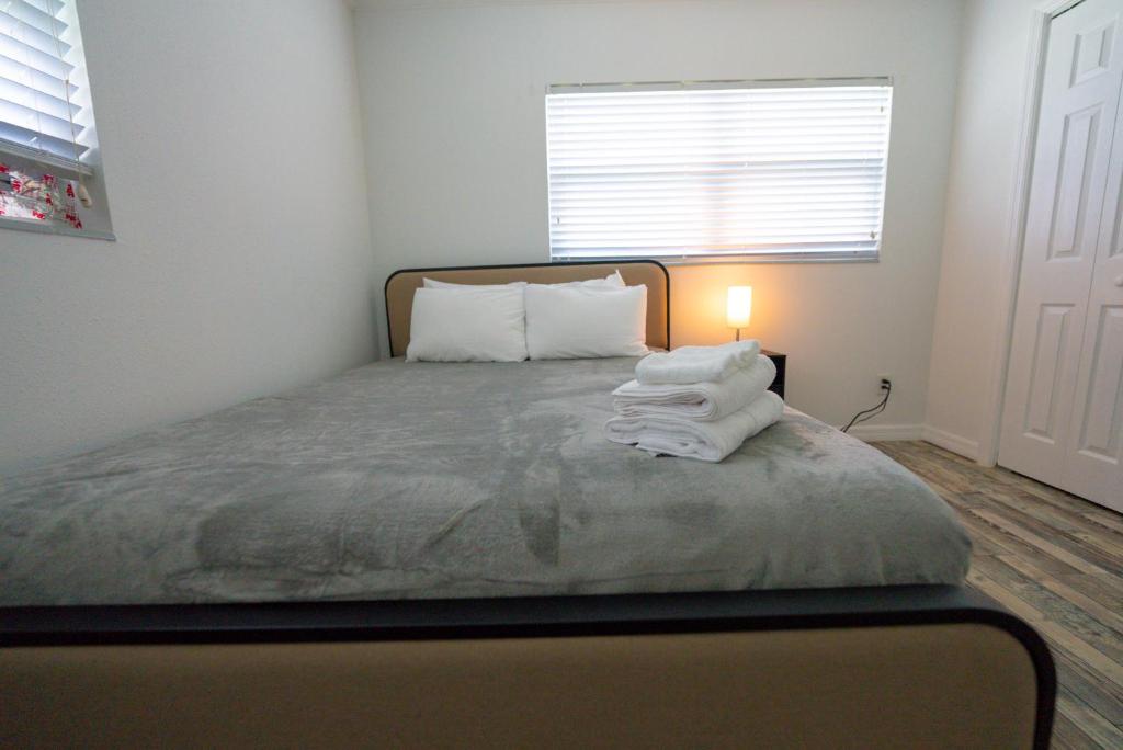 سرير أو أسرّة في غرفة في Prvt 8 guests, pool, Disney, Universal
