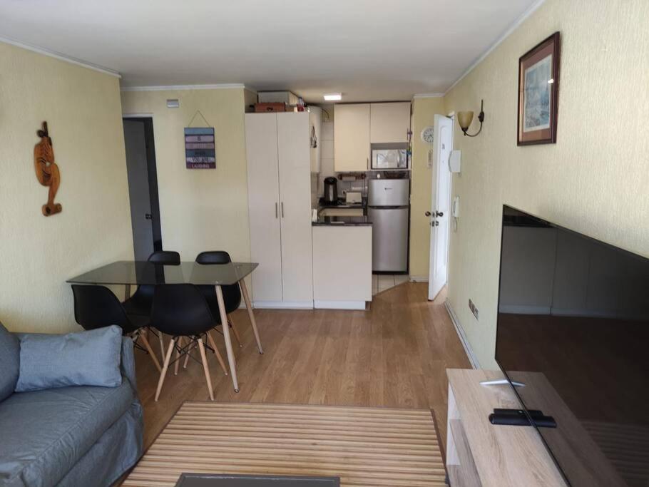 a living room with a couch and a table and a kitchen at Impecable dpto a 2 cuadras de la playa in Viña del Mar