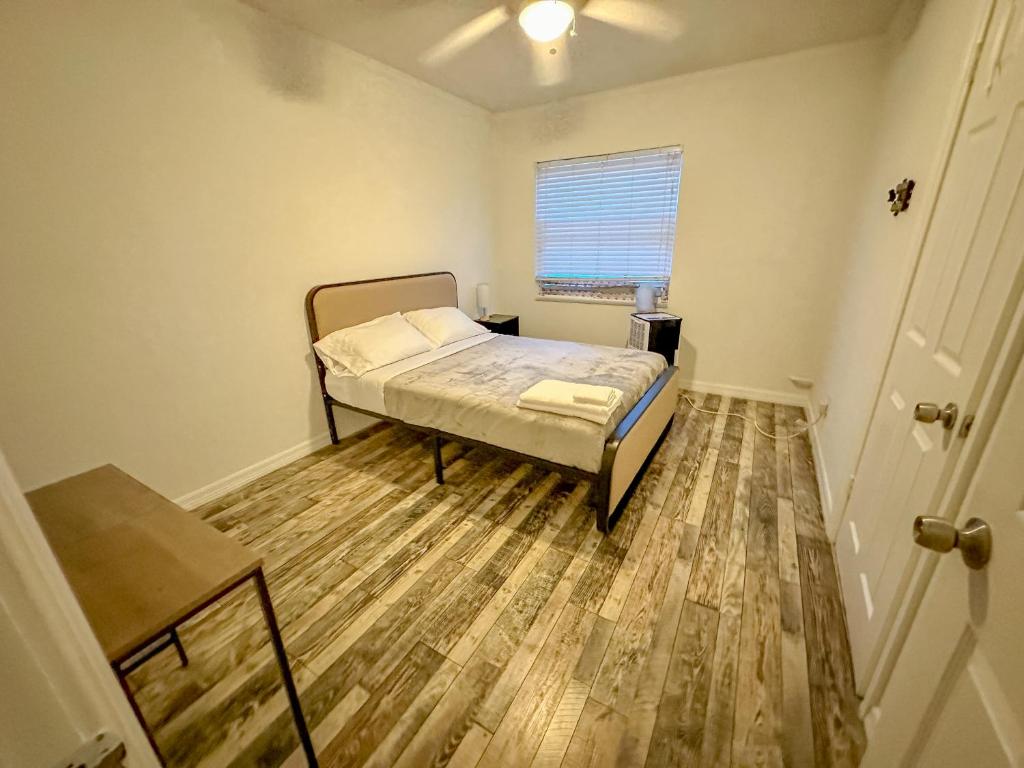 سرير أو أسرّة في غرفة في Prvt 8 guests, pool, Disney, Universal