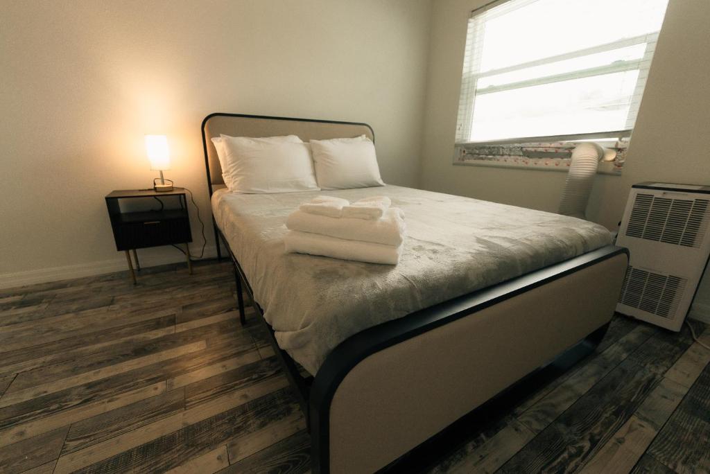 سرير أو أسرّة في غرفة في Prvt 8 guests, pool, Disney, Universal