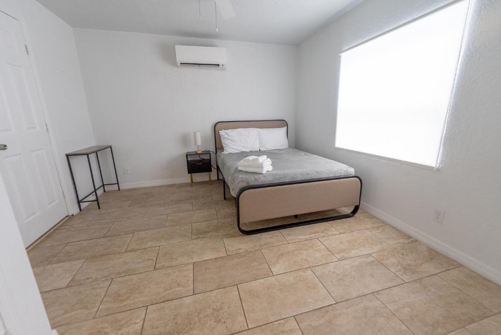سرير أو أسرّة في غرفة في Prvt 8 guests, pool, Disney, Universal