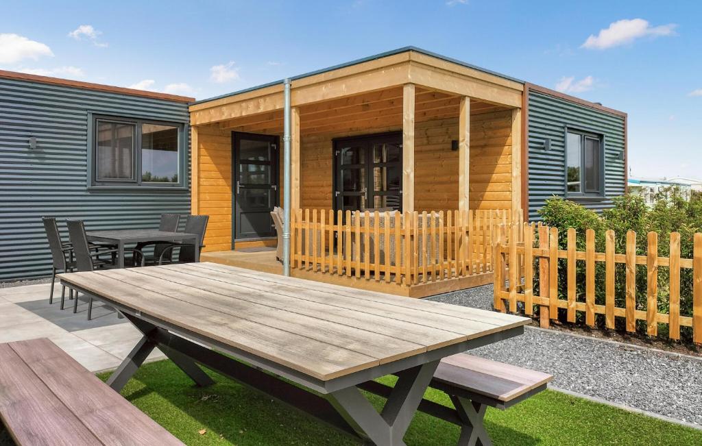 - une table de pique-nique devant une petite maison dans l'établissement 2 Bedroom Beautiful Home In Stavenisse, à Stavenisse