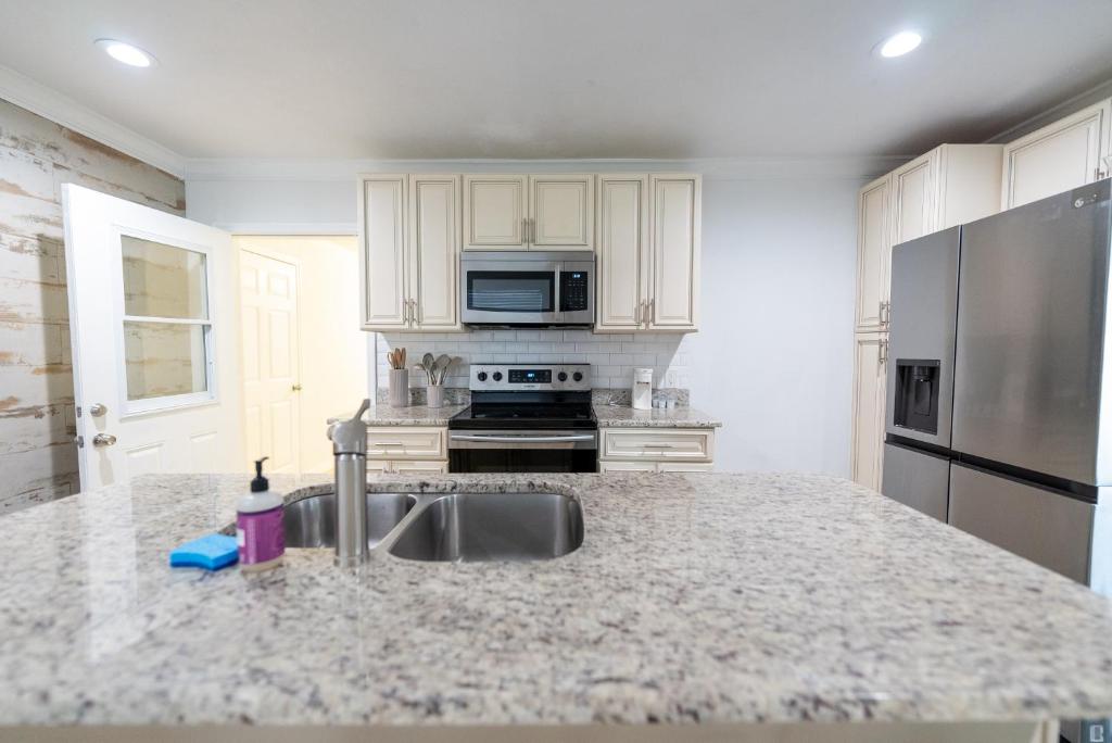 مطبخ أو مطبخ صغير في Prvt 8 guests, pool, Disney, Universal