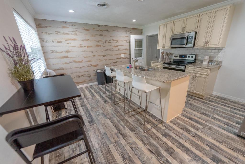 مطبخ أو مطبخ صغير في Prvt 8 guests, pool, Disney, Universal