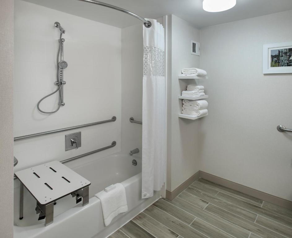 Hampton Inn Boston Logan Airport - 
