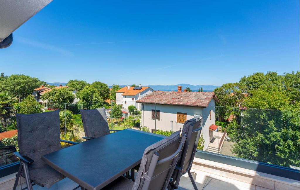 une table et des chaises sur le balcon d'une maison dans l'établissement Nice Apartment In Malinska With Wifi, à Malinska