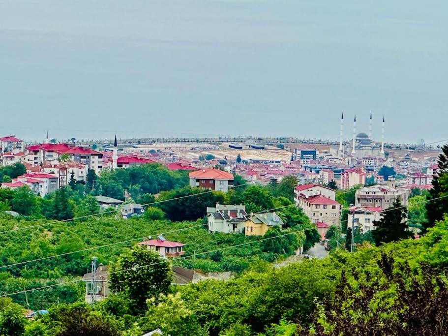 Nespecifikovaný výhled na destinaci Kireçhane nebo výhled na město při pohledu z prázdninového domu