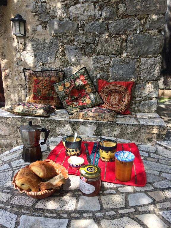 une table avec pain et autres denrées alimentaires dans l'établissement La Sanglière, à Ampus