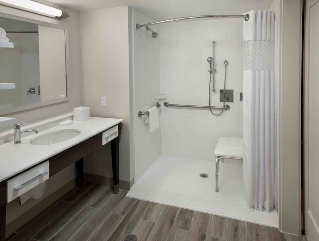 Hampton Inn Boston Logan Airport - 