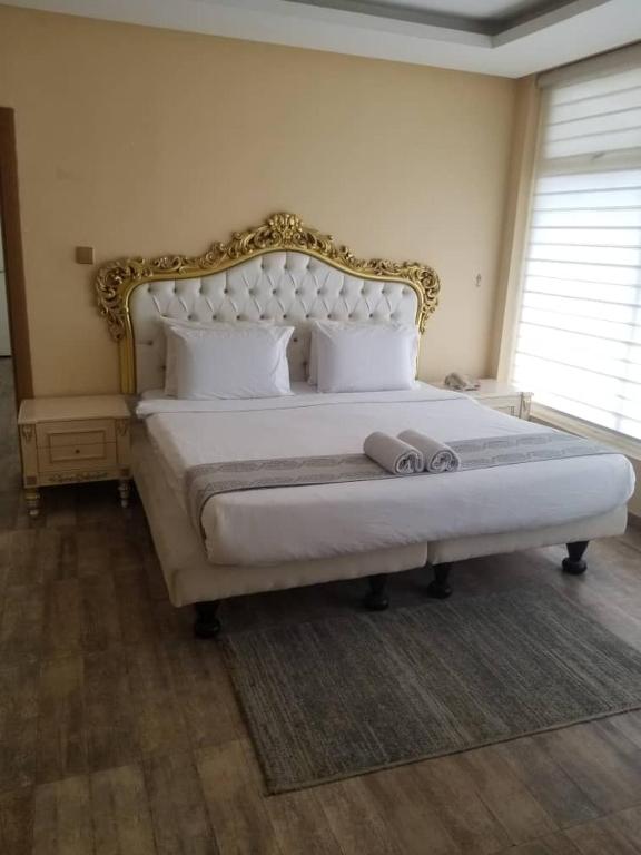 Postel nebo postele na pokoji v ubytování Ellyxville Hotel