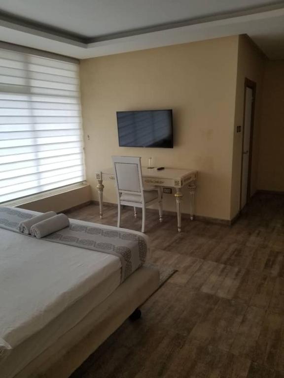 Postel nebo postele na pokoji v ubytování Ellyxville Hotel