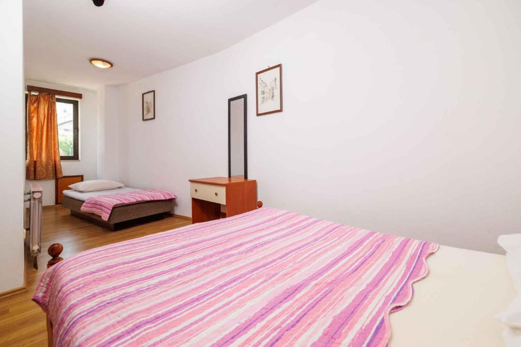 Postel nebo postele na pokoji v ubytování Apartments in Crikvenica 39180
