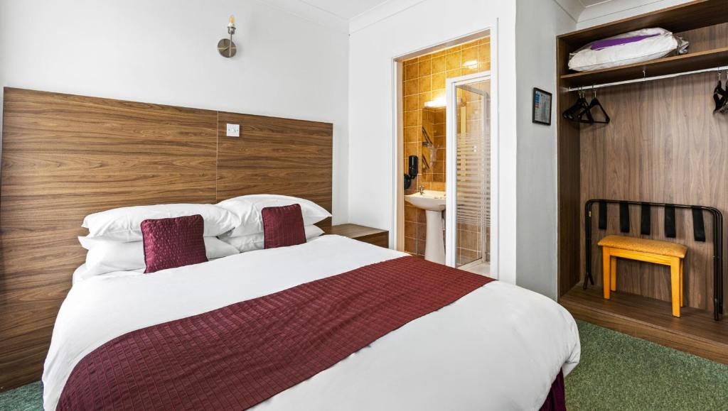 Postel nebo postele na pokoji v ubytování Magnuson Hotel Sandy Lodge Newquay
