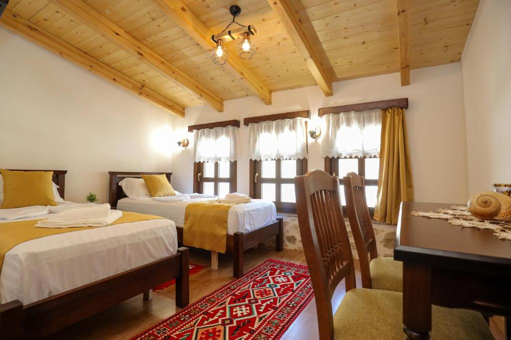 The House of Dollma , Inside Kruja Castle - Deluxe Double O Twin Sala Con View De Mountain