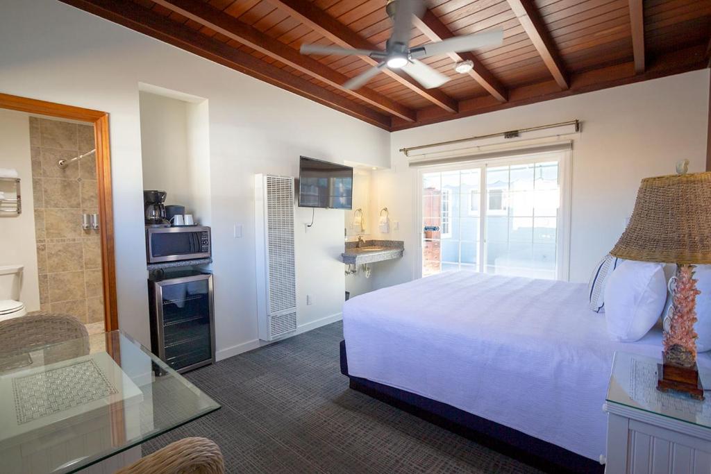 Edgewater Beach Inn - King Room