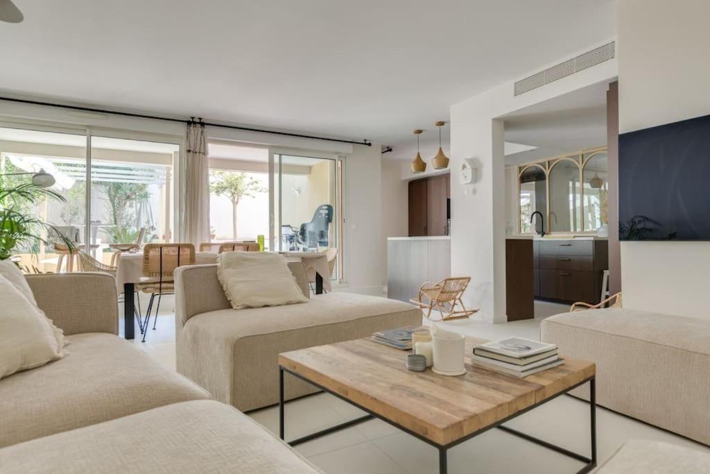 un salon avec deux canapés et une table dans l'établissement Bel Appart Lumineux avec Jardin, 3 chambres pour 6 personnes, à Marseille