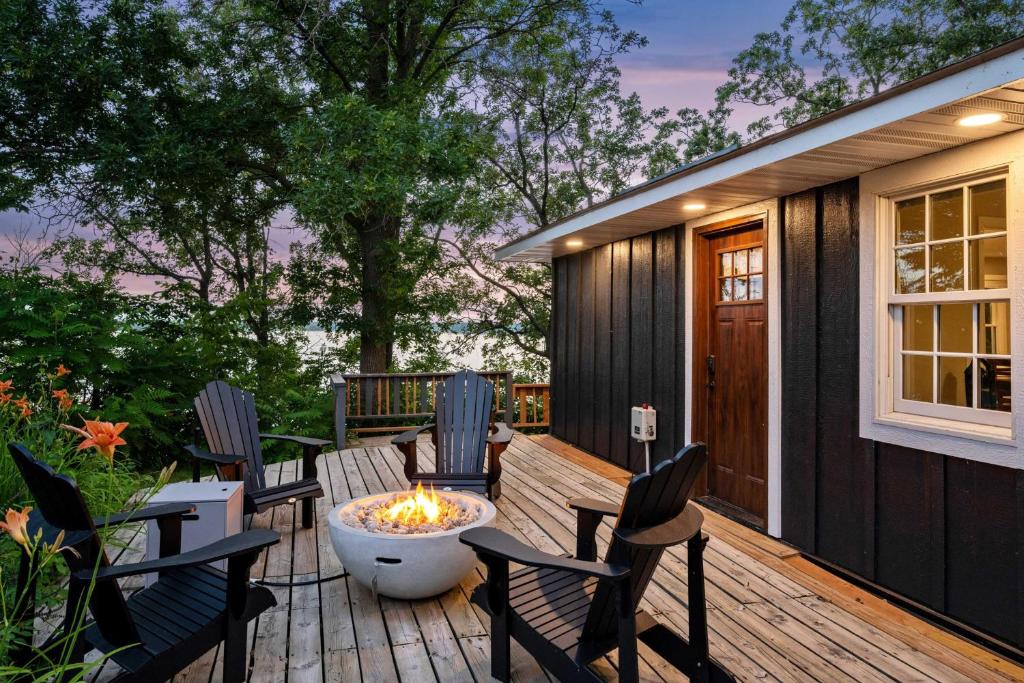 Zahrada ubytování Waterfront Maple Lake Cabins with Private Beach!
