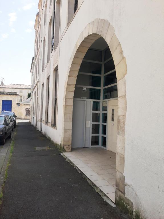 une arche sur le côté du bâtiment dans l'établissement Comtesse, à La Rochelle