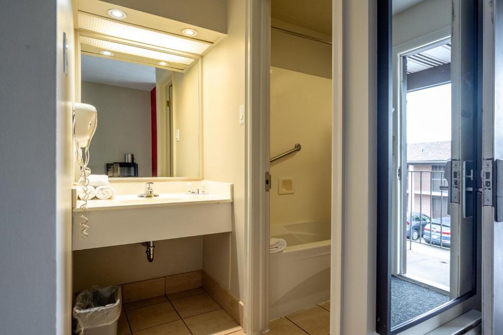 Ramada by Wyndham Ottawa On The Rideau - Resim 31