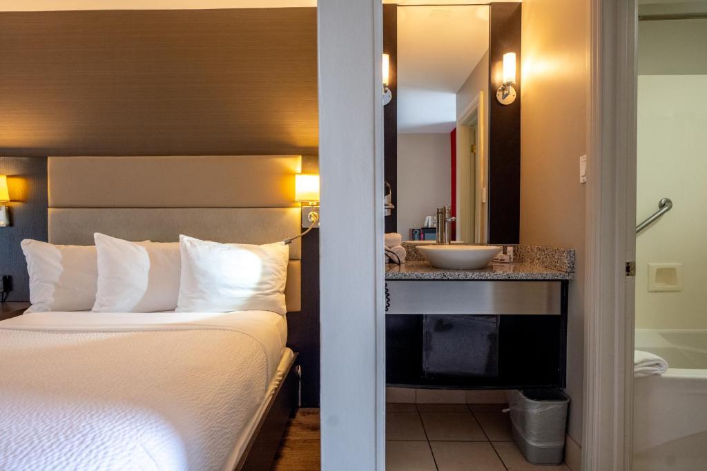 Ramada by Wyndham Ottawa On The Rideau - Resim 42