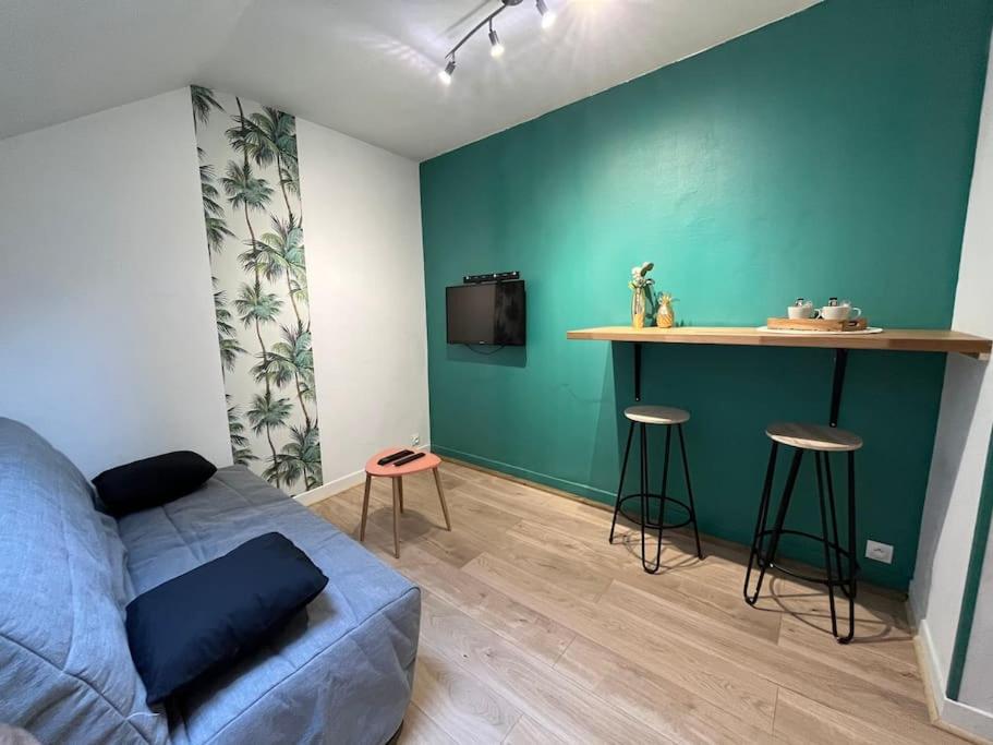 un salon avec un canapé et une table dans l'établissement Appartement au coeur d'Orléans et Bords de Loire, à Orléans