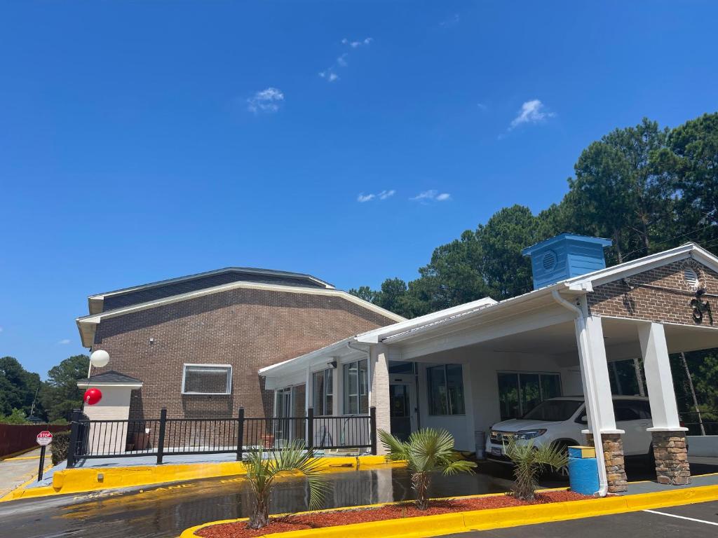 Econo Lodge Inn and Suites Fort Jackson area