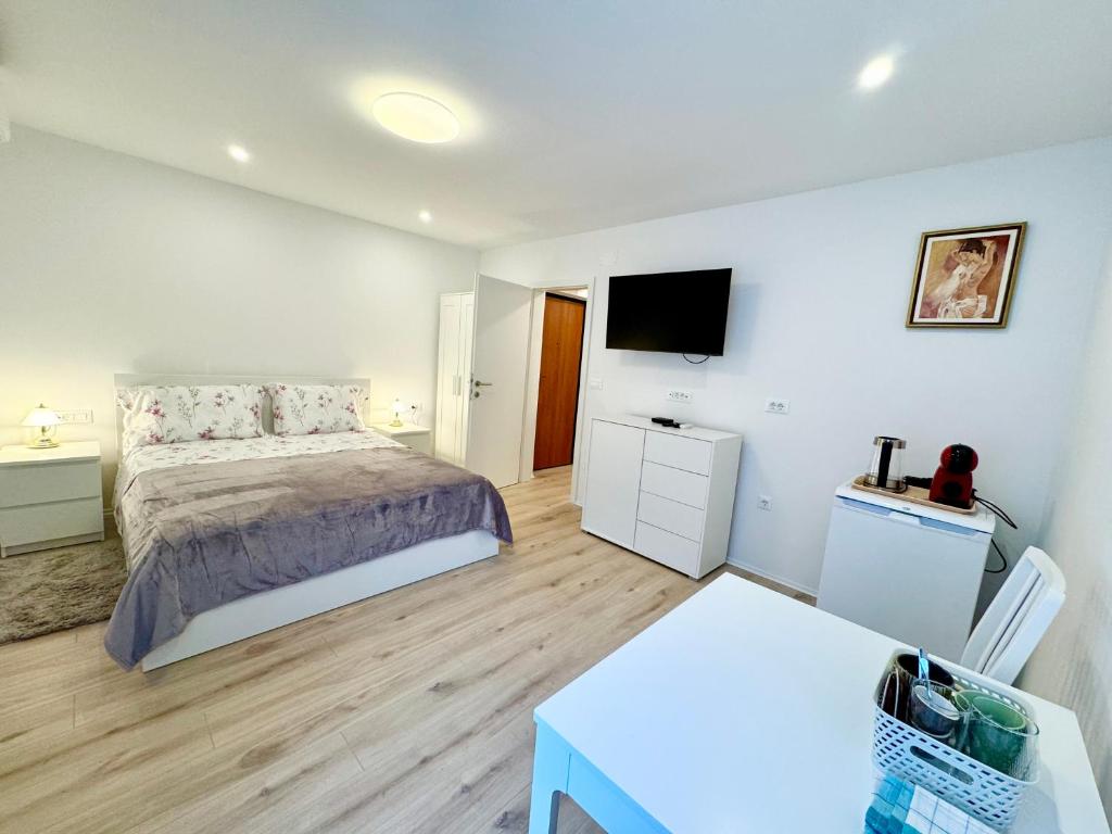 Room Happiness Split