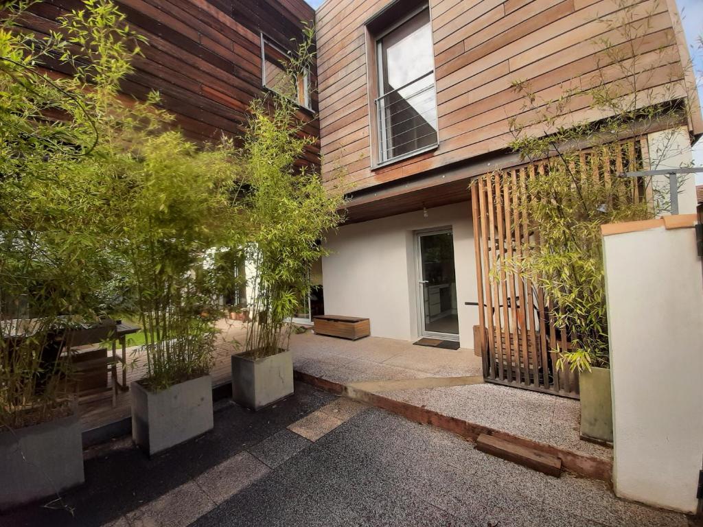 une maison avec une clôture et des arbres devant elle dans l'établissement Maison avec jardin à proximité du centre ville et des plages, Montpellier, à Montpellier