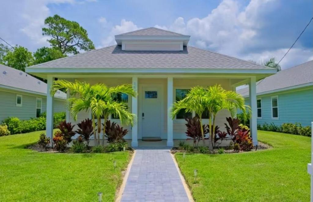 a home with palm trees in the front yard at Delightful 3-bedroom house in Bradenton #2 of 2 in Bradenton