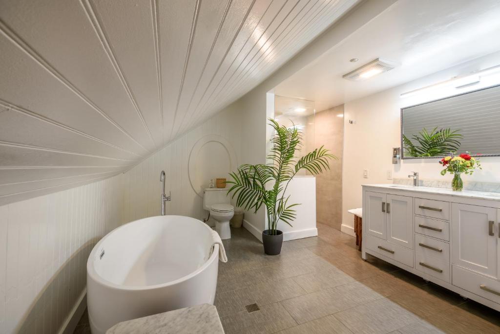 Cedar Gables Inn photo