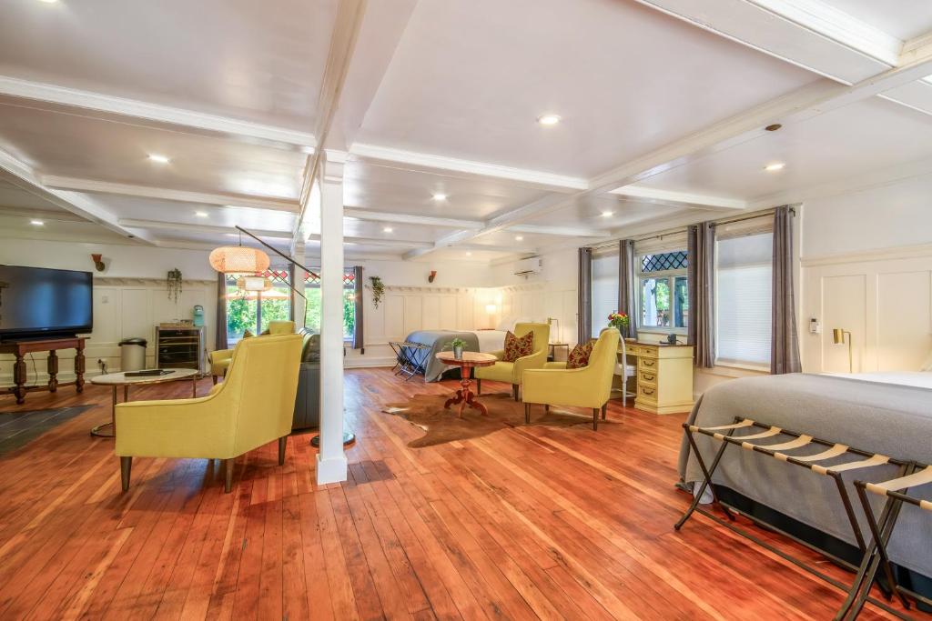 Cedar Gables Inn photo