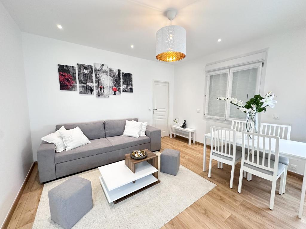 un salon avec un canapé et une table dans l'établissement Appartement Cosy proche PARIS, à Aulnay-sous-Bois