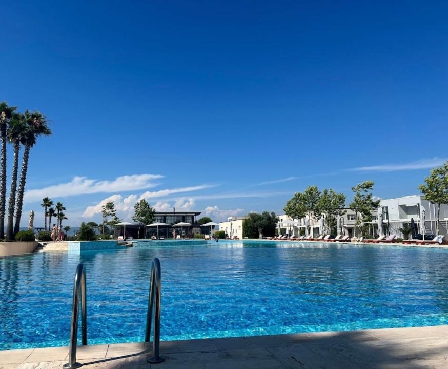 Bazén v ubytování Tale beachfront flat nebo v jeho okolí