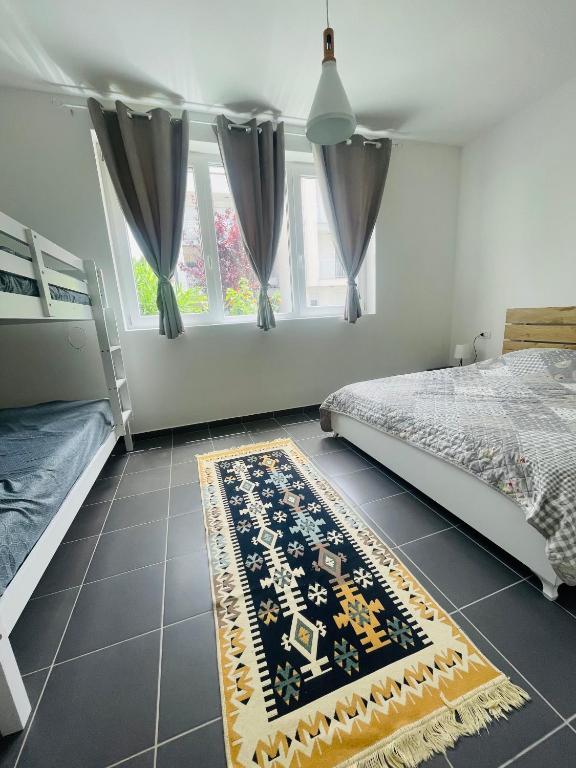Postel nebo postele na pokoji v ubytování Tale beachfront flat
