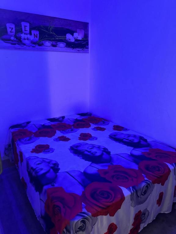 - une chambre avec un lit fleuri dans l'établissement Mèr et montagne, à Villeneuve-Loubet