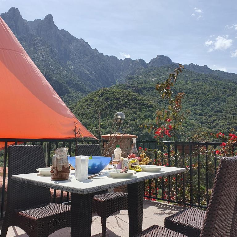d'une table sur un balcon avec vue sur les montagnes. dans l'établissement Appartement Porto - Ota, à Porto Ota