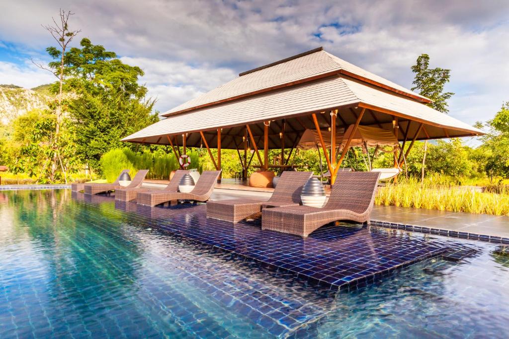 Bazén v ubytovaní Lala Mukha Tented Resort Khao Yai alebo v jeho blízkosti