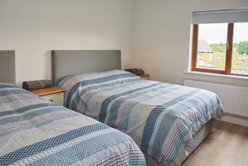 Postel nebo postele na pokoji v ubytování Dromod suites