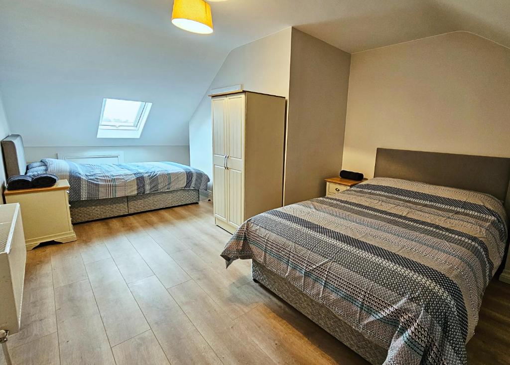 Postel nebo postele na pokoji v ubytování Dromod suites