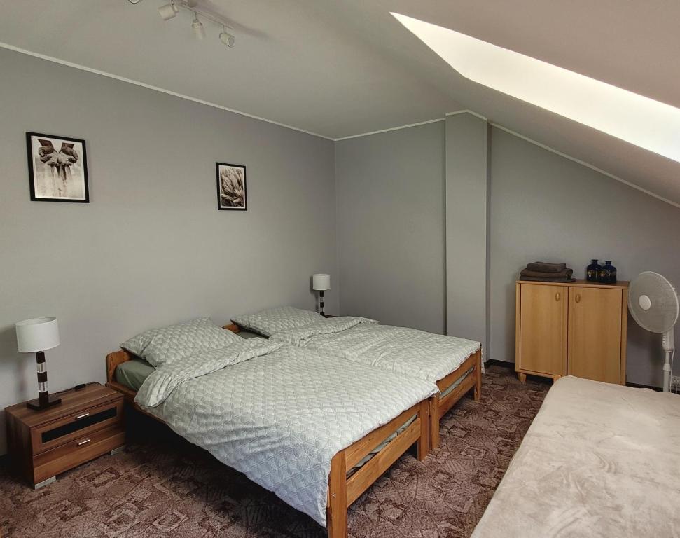 a bedroom with a bed in a room at Apartament na Frezjowej in Gdańsk