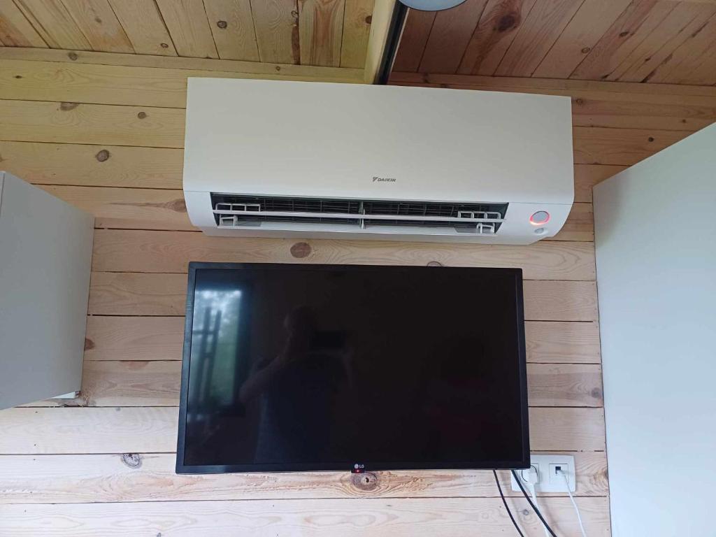 TV a/nebo společenská místnost v ubytování La roulotte de Soiron