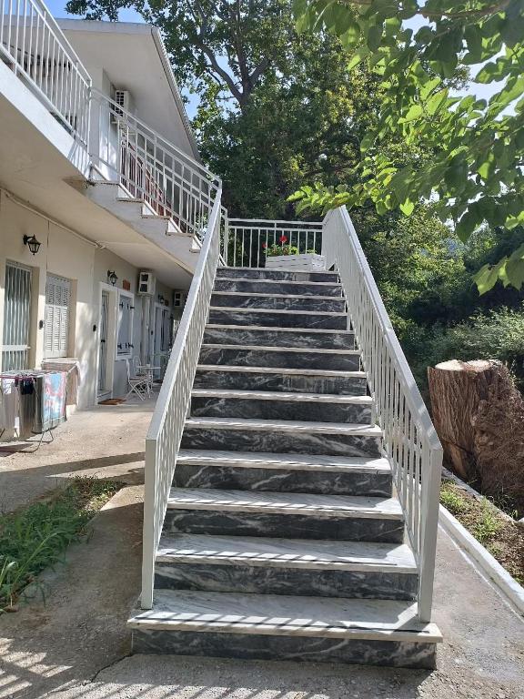 Fotografie z fotogalerie ubytování GIOTAS APARTMENTS - STUDIOS v destinaci Argalastí