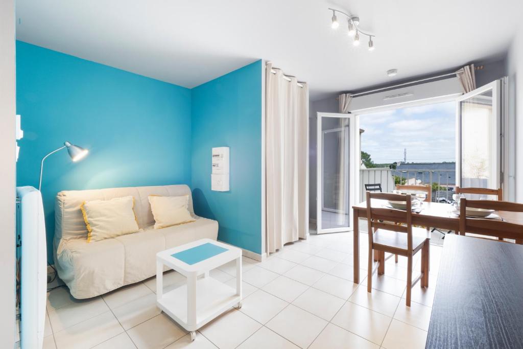un salon avec un canapé et une table dans l'établissement Studio 8 Cap Ouest Vacances, à Pornichet