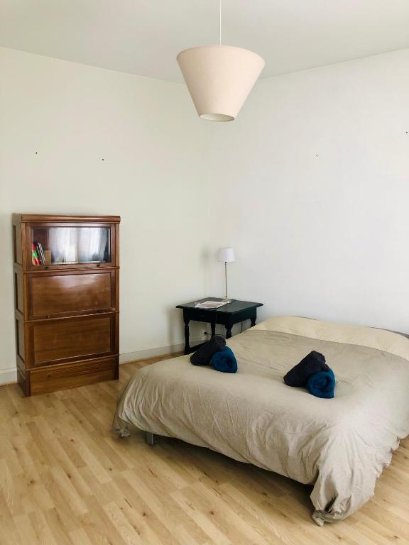 Un ou plusieurs lits dans un hébergement de l'établissement Maison de ville au Cœur d'Angoulême- 2 chambres-Wifi- Cosy - Idéal de 1 à 6 Personnes - conciergerie J&N